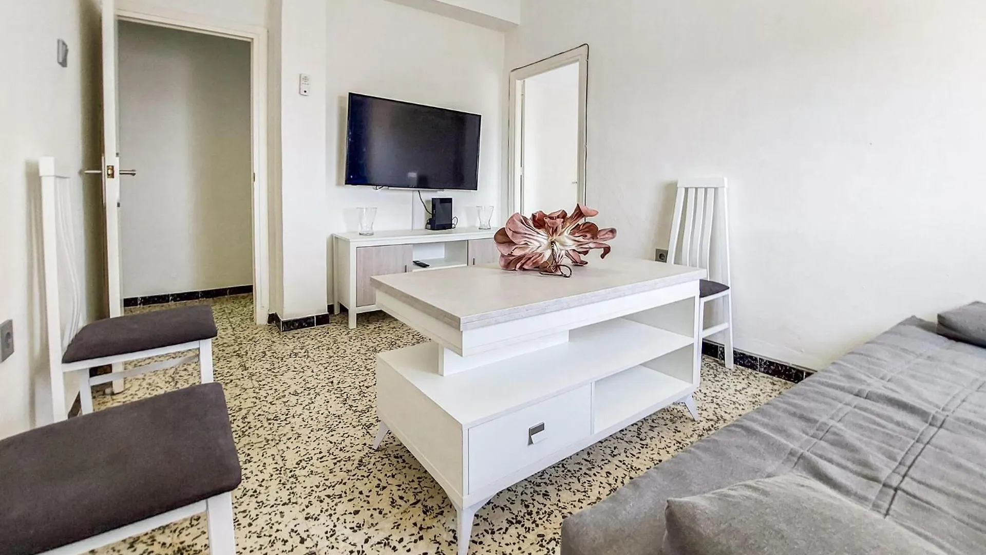 2 Bedroom Awesome Apartment In ロタ