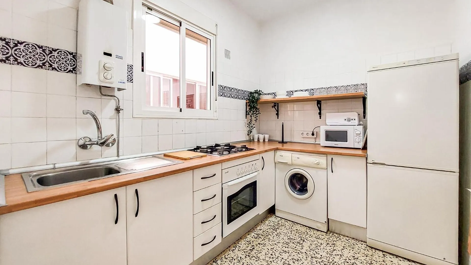 2 Bedroom Awesome Apartment In ロタ